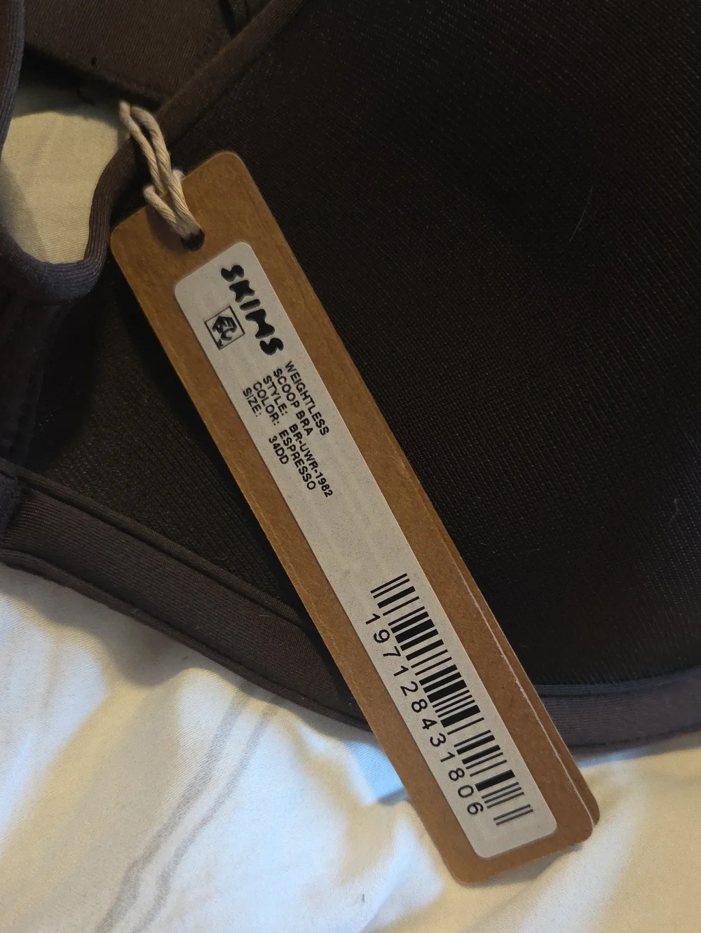 Skims Weightless Scoop Bra - Picture 5 of 10